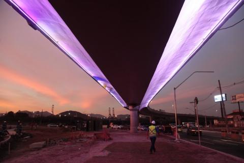 Teste de iluminação cênica.A base do viaduto está iluminada. #Paratodosverem