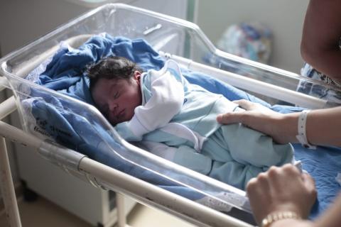 Bebê deitado no hospital #pracegover