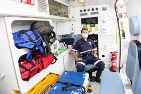 técnico dentro de ambulância #paratodosverem