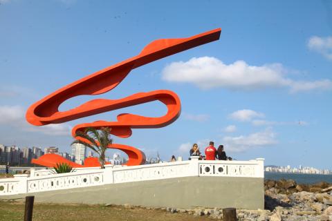 O monumento de Tomie Ohtake, na praia do José Menino. #Pracegover