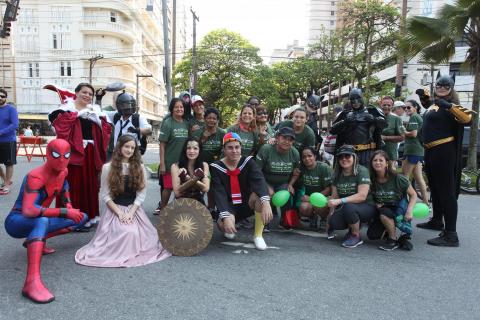 pessoas de super heróis e vestidas de verde posam para  a foto #pracegover