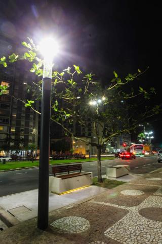 calçadão já revitalizado com postes iluminados #pracegover