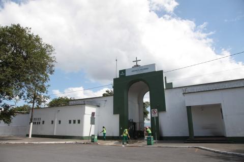 Funcionários lavam o piso na entrada de cemitério. #Paratodosverem