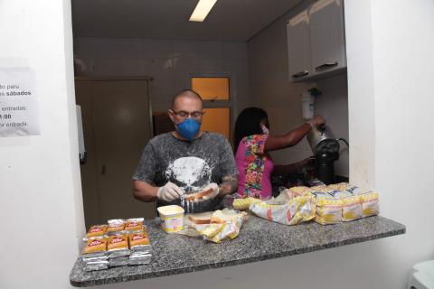 atendentes preparam alimentos em abrigo #paratodosverem 
