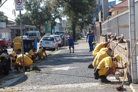 operários capinam calçada #paratodosverem