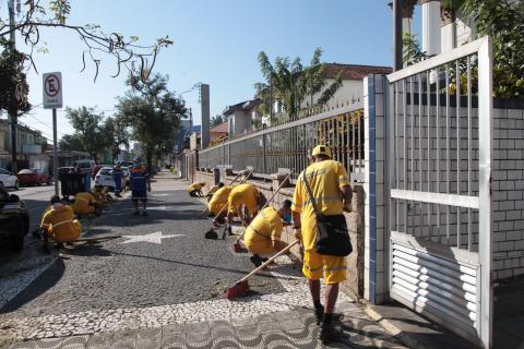 operários capinam calçada #paratodosverem