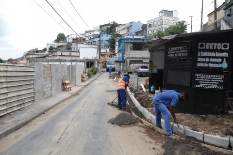 dois operários atuam em guia #paratodosverem 