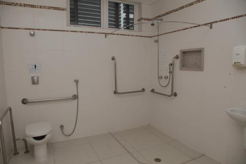 banheiro de quarto #paratodosverem 