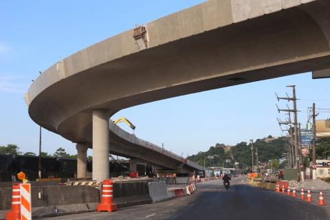 Vista geral do viaduto em curva sem o cimbramento. #Paratodosverem