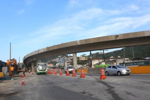 Vista geral do viaduto em curva, com cones dividindo a pista abaixo. #Paratodosverem