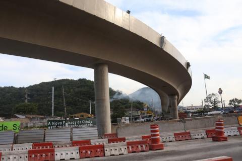 Vista geral do viaduto em curva. #Paratodosverem