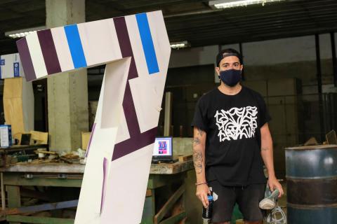 artista ao lado de escultura #paratodosverem 