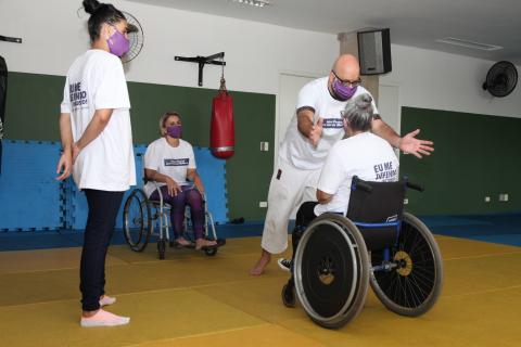 professor mostra golpe para aluna cadeirante #paratodosverem