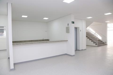 sala interna da unidade com balcão #paratodosverem 