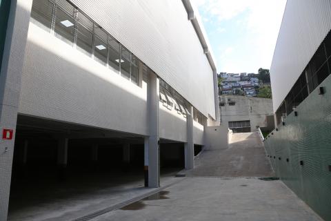 lateral da parte externa do prédio #paratodosverem 