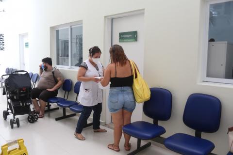 enfermeira atende mulher #paratodosverem