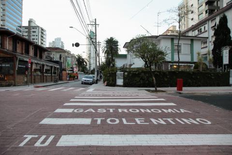 faixa de segurança com mensagens de tu, tolentino e gastronoia 