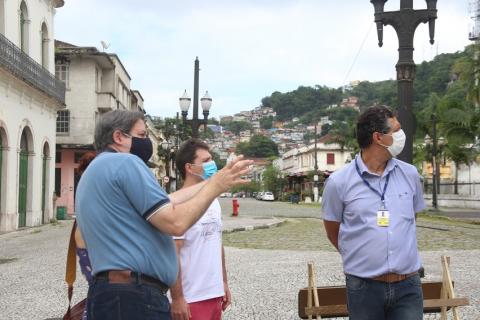 3 homens estão em praça do valongo #paratodosverem 