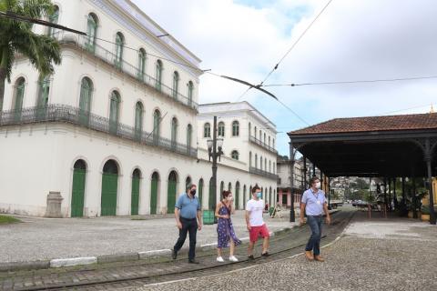equipe anda na frente do museu pelá #paratodosverem 