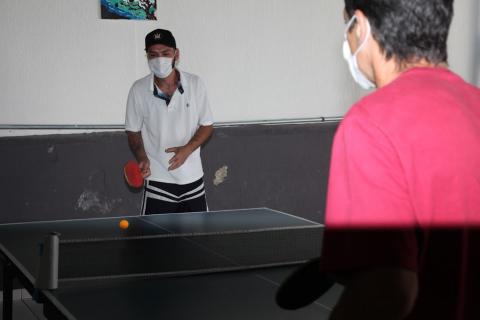 homem joga tênis de mesa #paratodosverem 