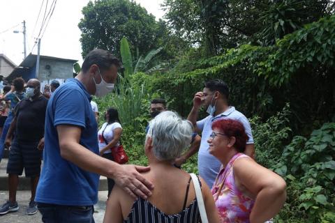 prefeito conversa com duas mulheres #paratodosverem 