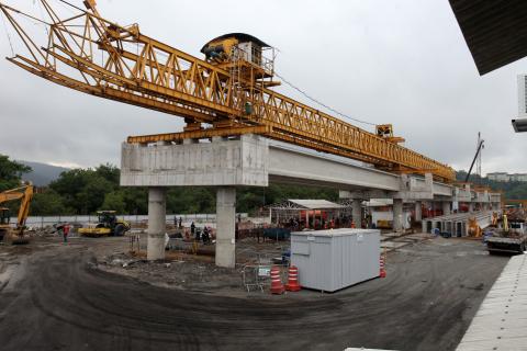 Vigas da futura aparentes, com estrutura de ferro na parte superior para a construção. #Pracegover