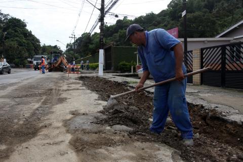 Operário usa enxada na obra #pracegover 