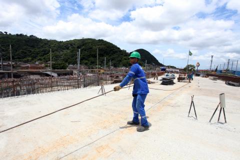 operário segura em cabo na obra #pracegover 