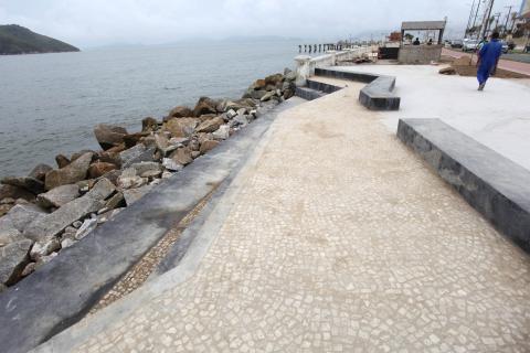 trecho da área revitalizada a beira do mar #pracegover 