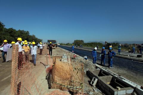 pessoas andam com capacete para vistorias obras #pracegover