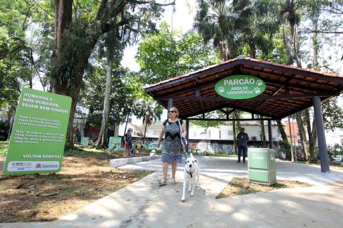 cão e dona na porta da praça #pracegover 