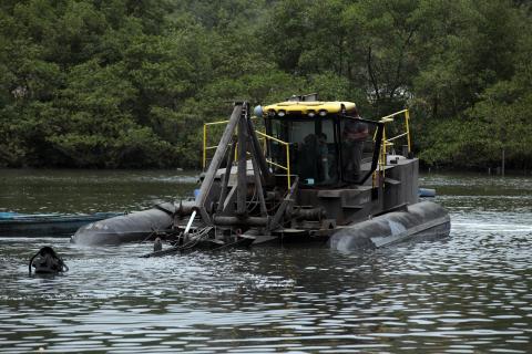 Draga em operação no rio. #Pracegover