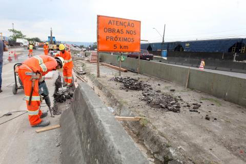 operários atuam em viaduto em obras #pracegover 