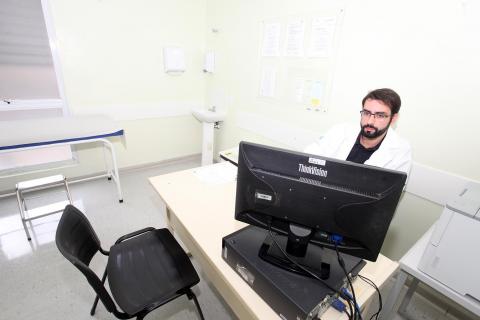 médico trabalhando em computador #pracegover 