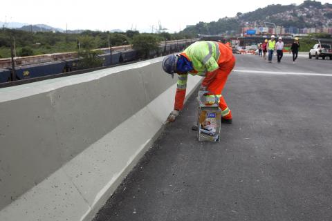 operário atua em barra de concreto de proteção #pracegover 