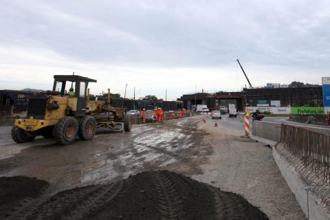 máquina atua na pavimentação do viaduto #pracegover 