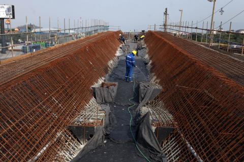 operários em obra de viaduto #pracegover 