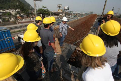 engenheiro mostra trecho de obra a estudantes #pracegover 