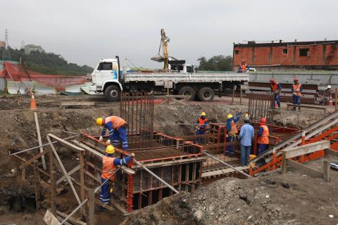 operários atuam na obra de viaduto #pracegover 