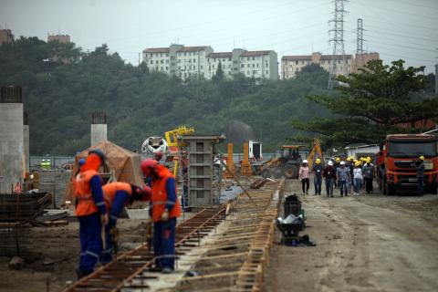 operários atuam na obra de viaduto #pracegover 