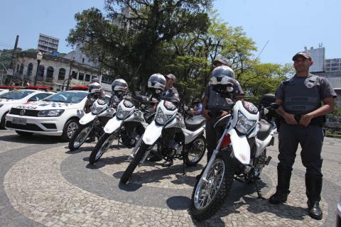 policiais na praça mauá ao lado de motos #pracegover