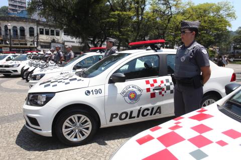 policiais na praça mauá ao lado de viaturas #pracegover 