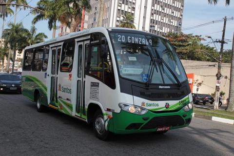 ônibus circulando em rua da Cidade #pracegover 