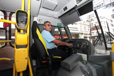 motorista conduz ônibus #pracegover 
