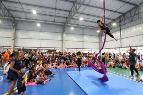 mulheres apresentam número de dança #pracegover 