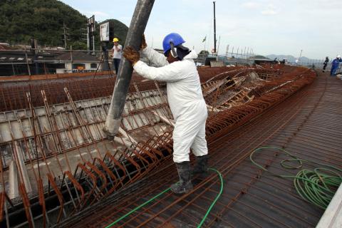 operário mexe em viga na obra #pracegover