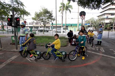 meninos fazem curva de bicicleta na pista #pracegover 