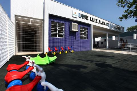 Fachada da escola municipal Luiz Alca de Sant´Anna