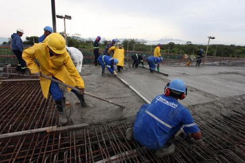 homens atuam na concretagem #pracegover