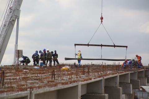 guindaste ergue peça sobre a ponte #paratodosverem 